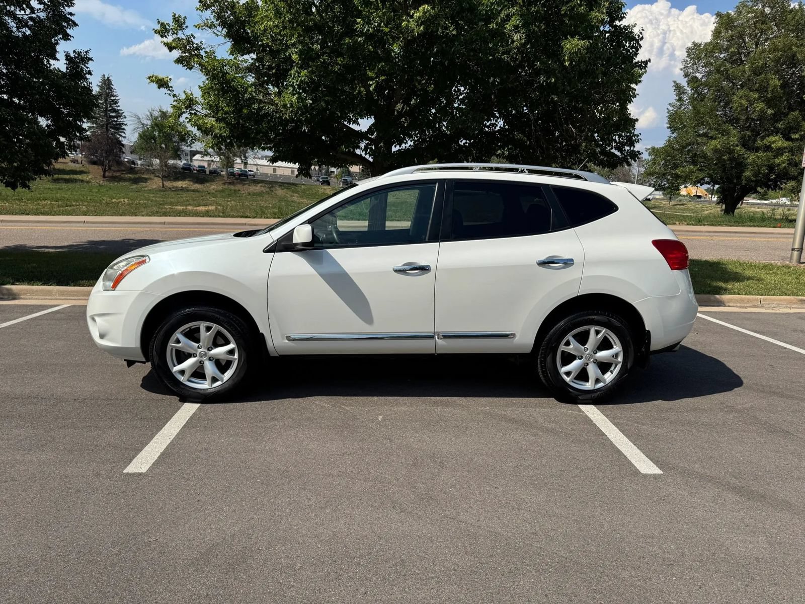 Used 2011 Nissan Rogue SV AWD/4WD image 2
