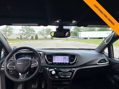Certified 2025 Chrysler Pacifica Select FWD image 15
