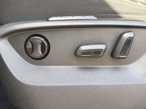 Used 2020 Volkswagen Atlas Cross Sport SEL image 19