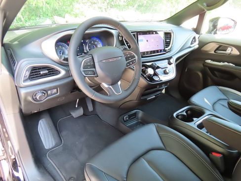 New 2027 Chrysler Pacifica Select w/ Family Tech Group AWD/4WD image 17