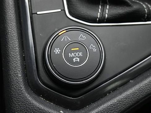 Used 2022 Volkswagen Tiguan SE AWD/4WD image 31