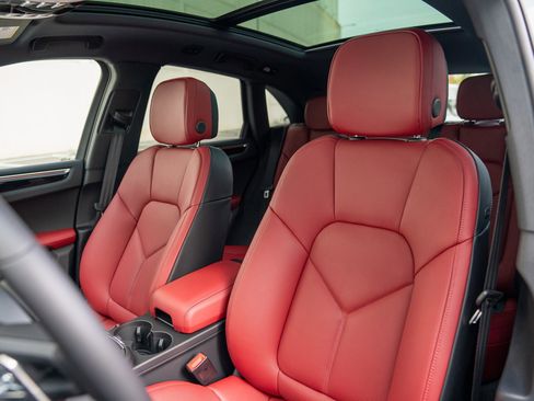 Certified 2026 Porsche Macan AWD/4WD image 5