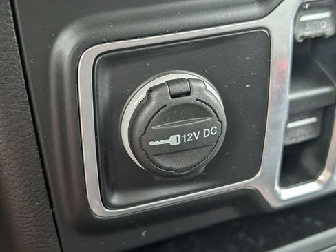 Used 2018 Jeep Wrangler Unlimited Sahara AWD/4WD image 21