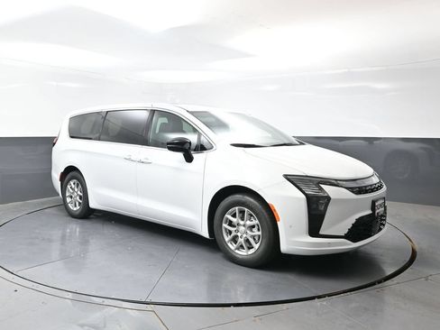 New 2027 Chrysler Pacifica Select FWD image 3