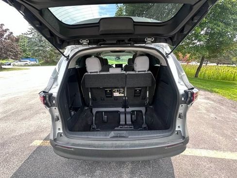 Used 2025 Toyota Sienna LE AWD/4WD image 10