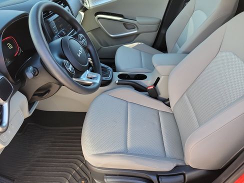 Used 2025 Kia Soul LX w/ LX Technology Package image 3