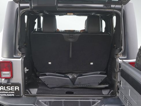 Used 2017 Jeep Wrangler Rubicon AWD/4WD image 9