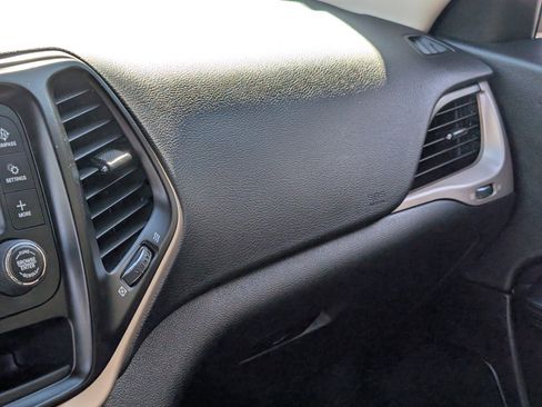 Used 2017 Jeep Cherokee Altitude image 25