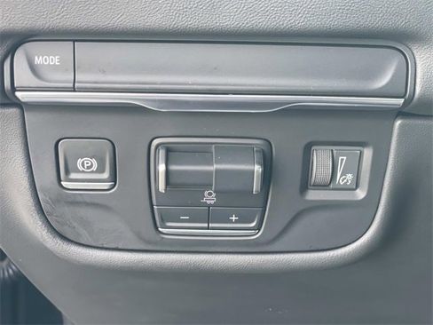 Used 2025 Cadillac Escalade ESV Premium Luxury image 17