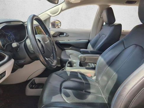 Used 2021 Chrysler Pacifica Touring-L image 12