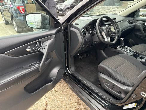 Used 2017 Nissan Rogue SV w/ Sun & Sound Touring Package image 10