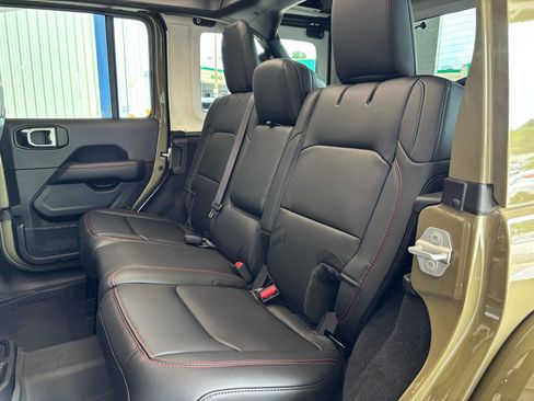 Used 2025 Jeep Wrangler Unlimited Rubicon AWD/4WD image 27