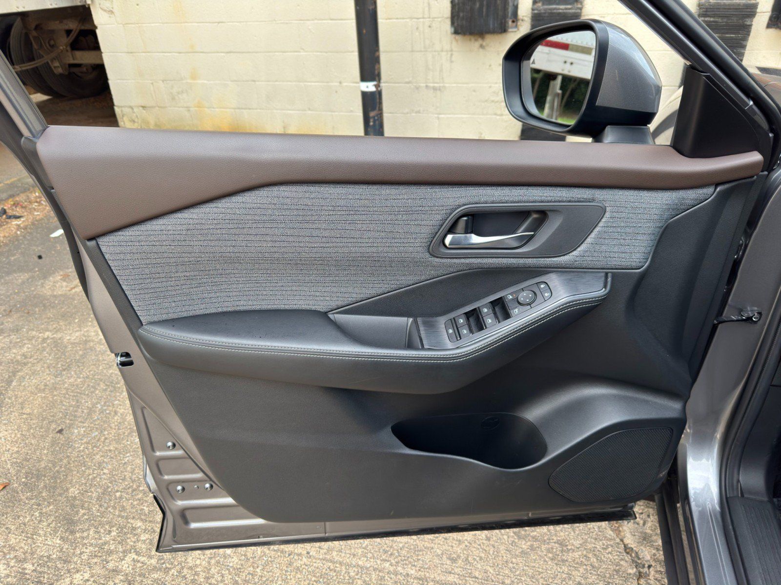Used 2023 Nissan Rogue SV FWD image 32