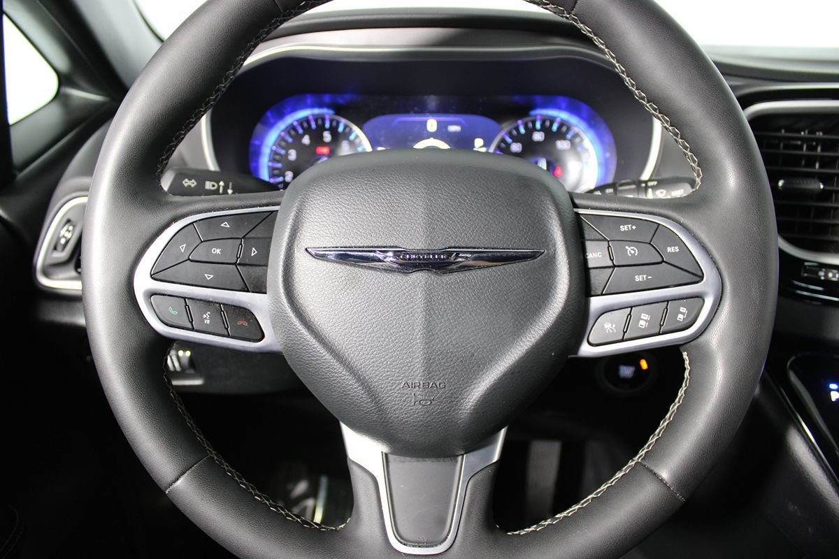 Used 2025 Chrysler Pacifica Select FWD image 10