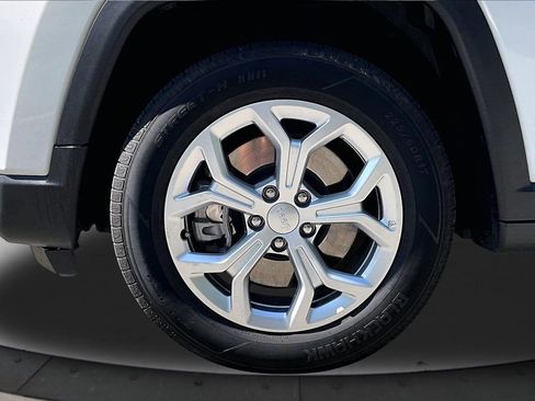 Used 2024 Jeep Compass Latitude image 31