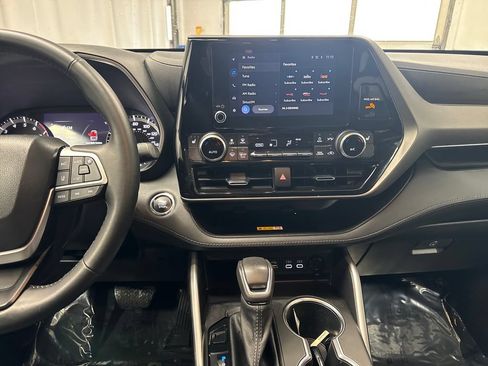 Used 2023 Toyota Highlander XLE AWD/4WD image 17