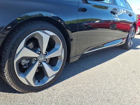 Used 2018 Honda Accord Touring image 9