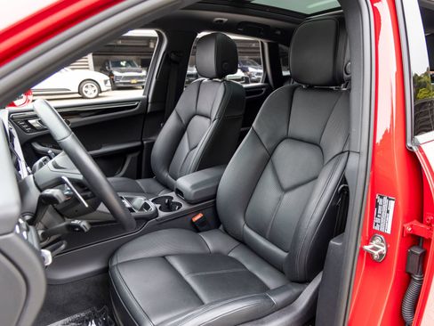 Certified 2026 Porsche Macan AWD/4WD image 5