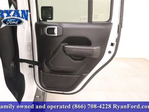 Used 2023 Jeep Gladiator Willys image 12