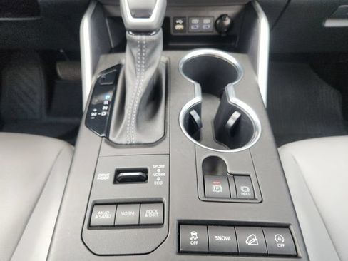 Used 2022 Toyota Highlander XLE AWD/4WD image 19