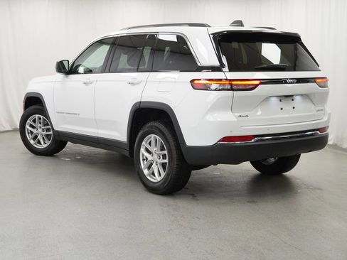 Used 2023 Jeep Grand Cherokee Laredo w/ Luxury Tech Group I AWD/4WD image 14