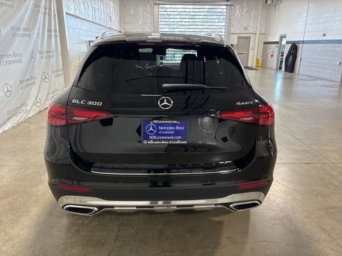 Used 2025 Mercedes-Benz GLC 300 4MATIC image 4