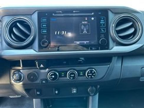 Used 2017 Toyota Tacoma TRD Sport w/ Tow Package RWD image 11