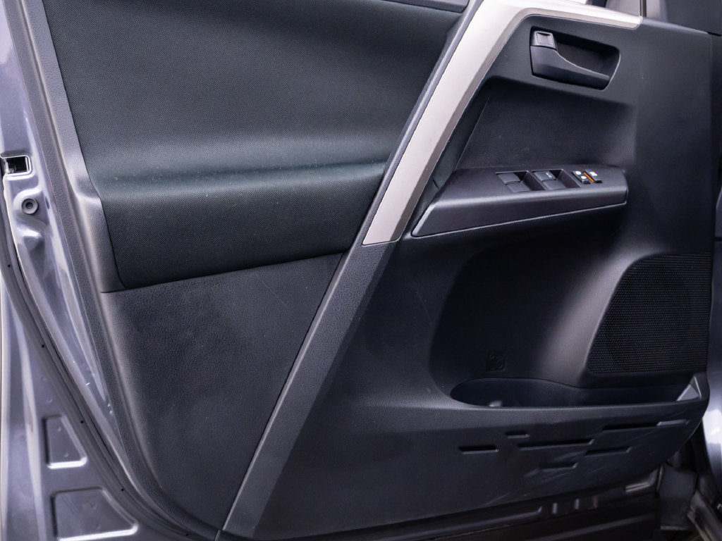 Used 2018 Toyota RAV4 LE FWD image 15