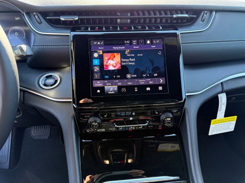 New 2025 Jeep Grand Cherokee Laredo image 18