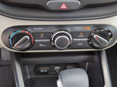 Used 2025 Kia Soul LX w/ LX Technology Package FWD image 19