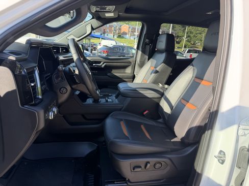Used 2024 GMC Sierra 1500 AT4 w/ Technology Package AWD/4WD image 12