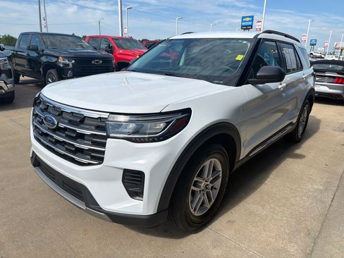 Used 2025 Ford Explorer Active RWD image 2