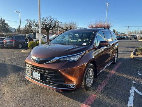 Used 2023 Toyota Sienna XLE image 4