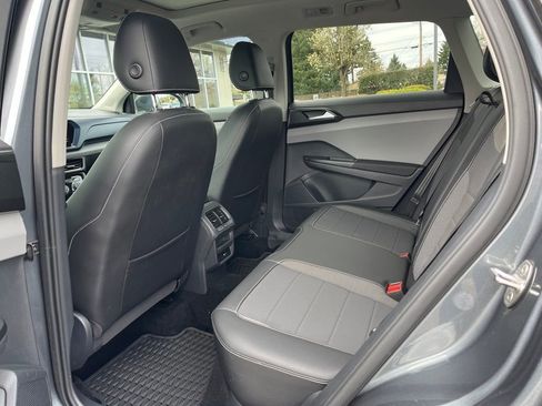 Used 2023 Volkswagen Taos SE w/ Panoramic Sunroof Package image 12