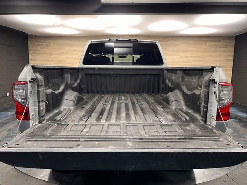 Used 2018 Nissan Titan SV image 19