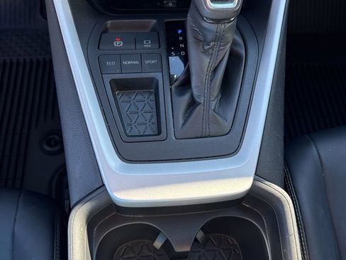 Used 2020 Toyota RAV4 XLE Premium image 27