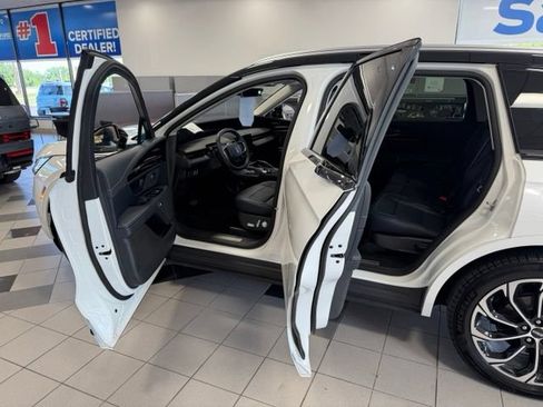 Used 2025 Lincoln Nautilus Reserve AWD/4WD image 13