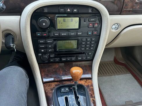 Used 2004 Jaguar XJ8 image 10