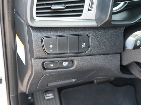 Used 2017 Kia Niro LX FWD image 16