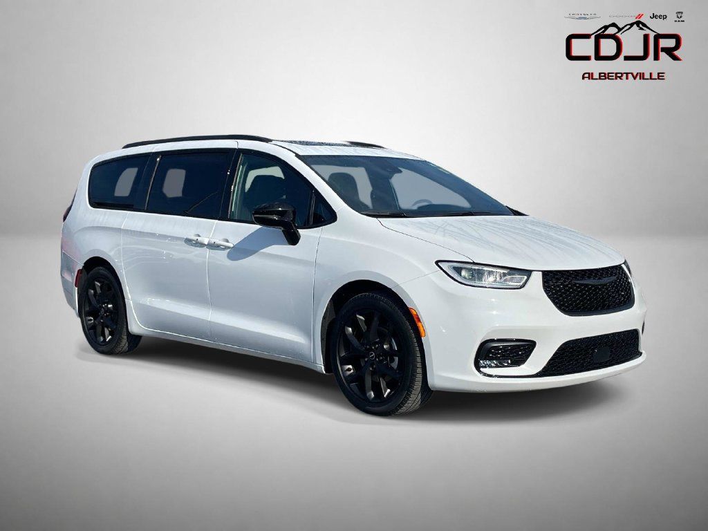 Used 2025 Chrysler Pacifica Limited FWD image 1