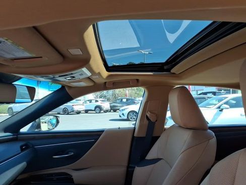 Used 2023 Lexus ES 250 250 w/ Premium Package image 16
