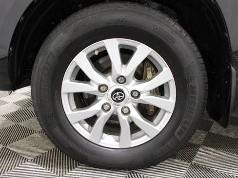 Used 2018 Toyota Land Cruiser AWD/4WD image 35