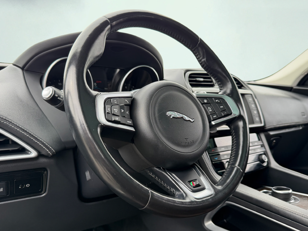 Used 2017 Jaguar F-PACE S AWD/4WD image 18