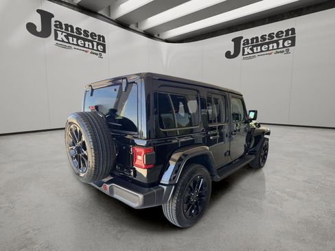 Used 2025 Jeep Wrangler Unlimited Sahara AWD/4WD image 3