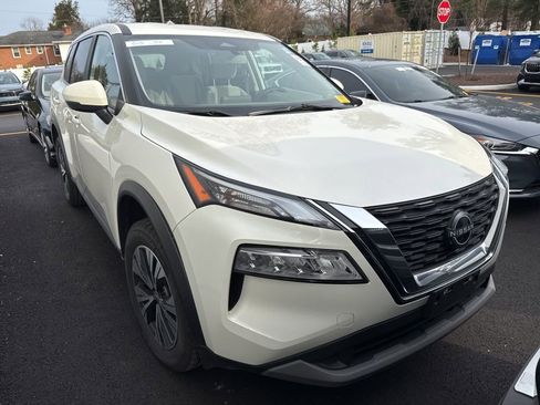 Used 2023 Nissan Rogue SV image 1