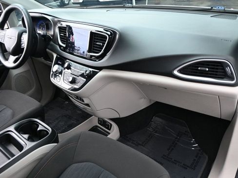 Used 2020 Chrysler Pacifica Touring w/ Tire & Wheel Group FWD image 9