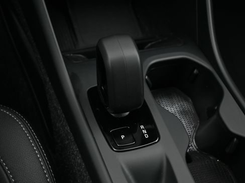 Used 2025 Volvo XC40 B5 Core image 18