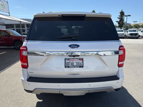 Used 2018 Ford Expedition XLT w/ Equipment Group 201A AWD/4WD image 4