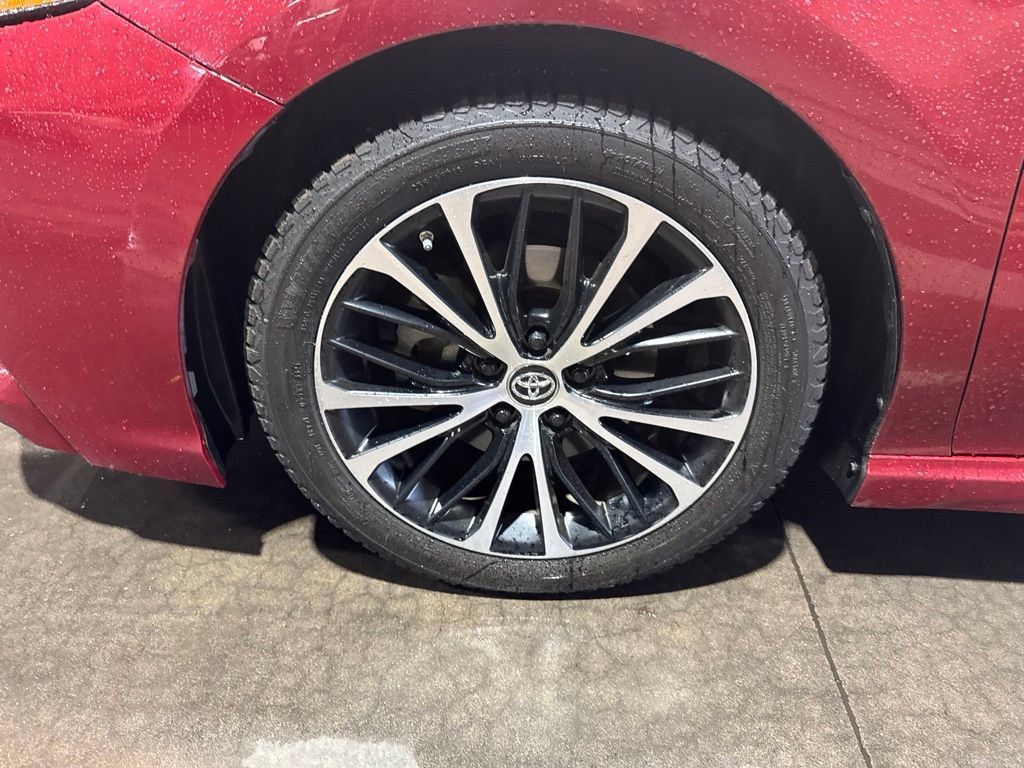 Used 2018 Toyota Camry SE w/ Moonroof Package FWD image 4