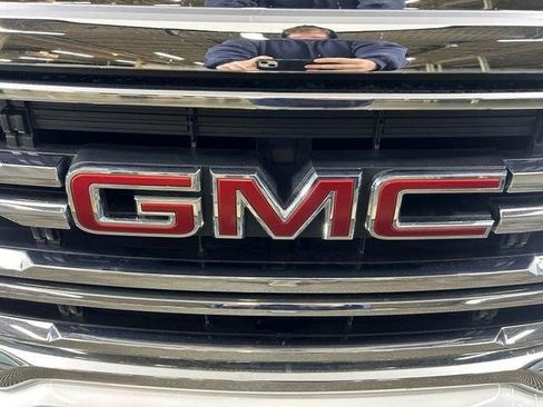 Certified 2023 GMC Acadia SLT w/ Preferred Package image 9